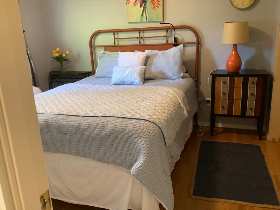 Guest queen bed