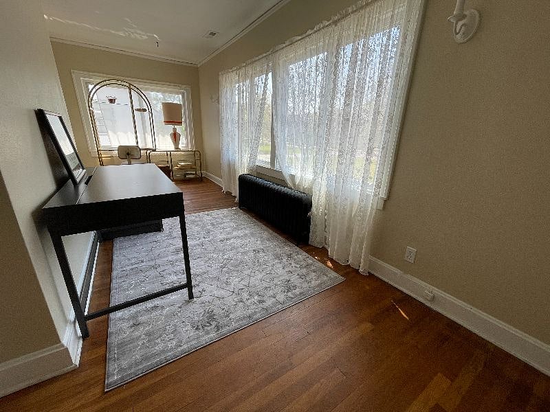 Bonus room with desk