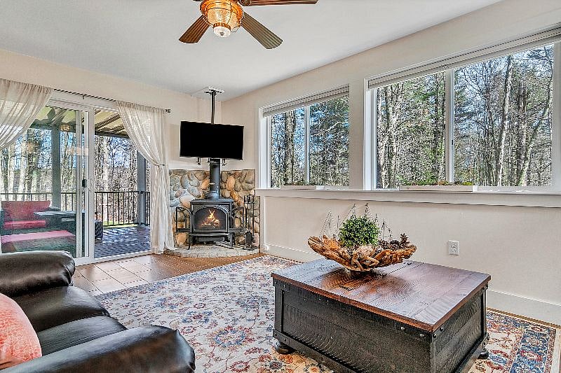 Lovely 1 bed, 1 bath unit with outdoor deck, patio, fire pit and reservoir view.
For Virtual walkthrough, copy paste: https://my.matterport.com/show/?m=4TPAJpBokSZ
