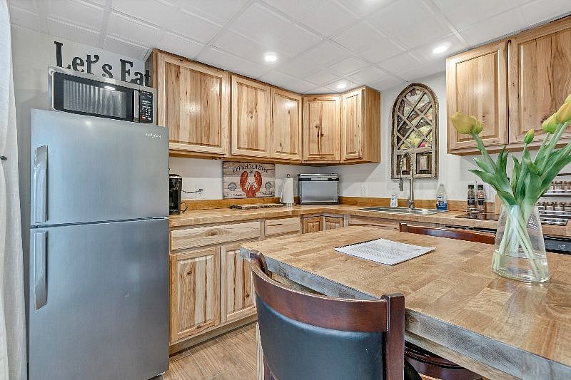 Full kitchenette w/ fridge, dishwasher, induction cooktop, airfryer, etc.