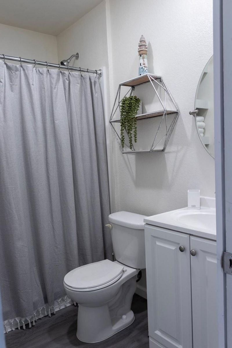 Another view of the bathroom area