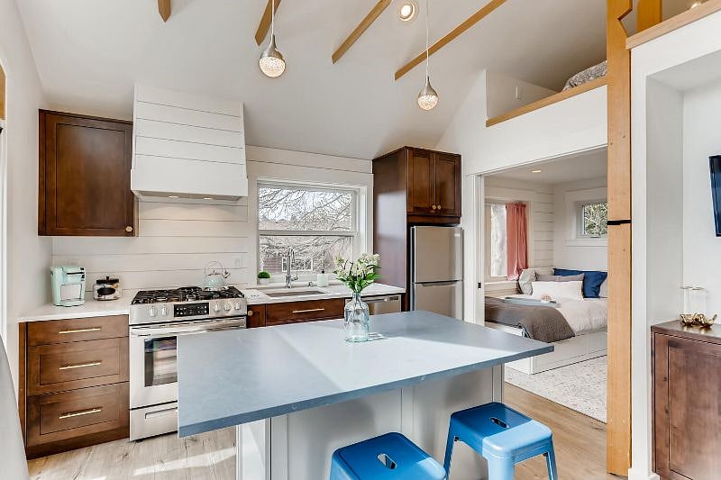 Fully equipped kitchen.