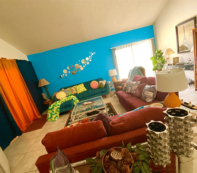 Spacious colorful relaxation...