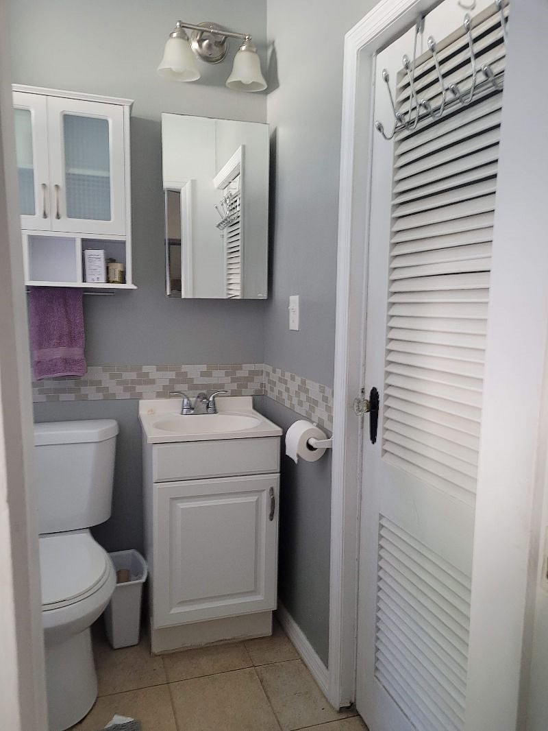Full bathroom with closet, tub/shower.