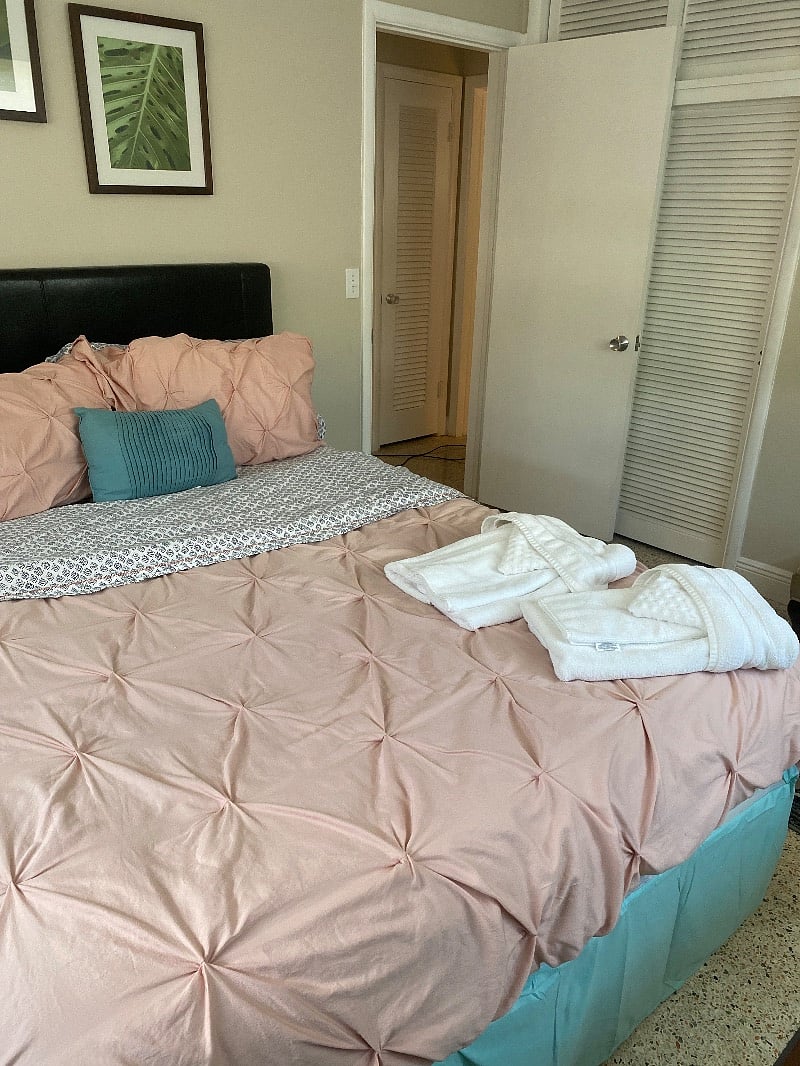 Second bedroom with queen size bed
