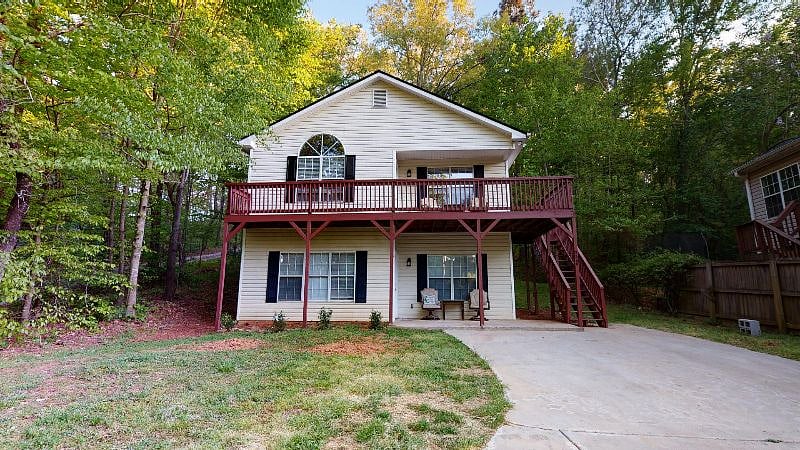 Front view of house, unit B is downstairs.
