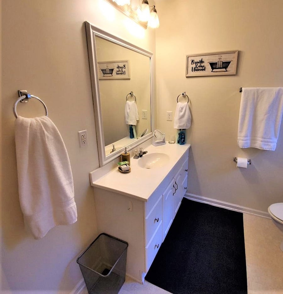 TLGH- Large Vanity, Fully equipped with towels and toiletries 