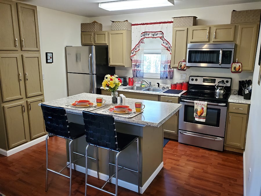 (TLGH)Full-size Dishwasher and all appliances for cooking.