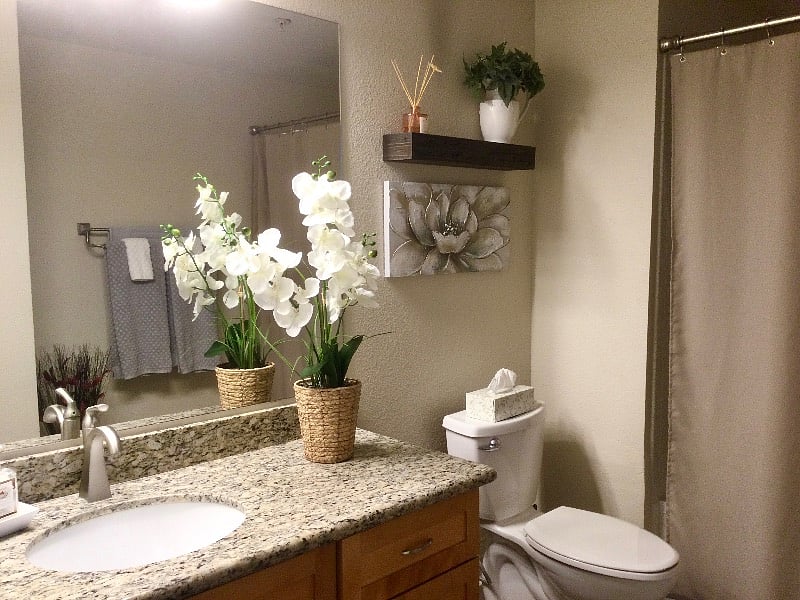 Upgraded bath with large tub/shower