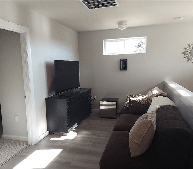 Lounge area with a flat screen TV