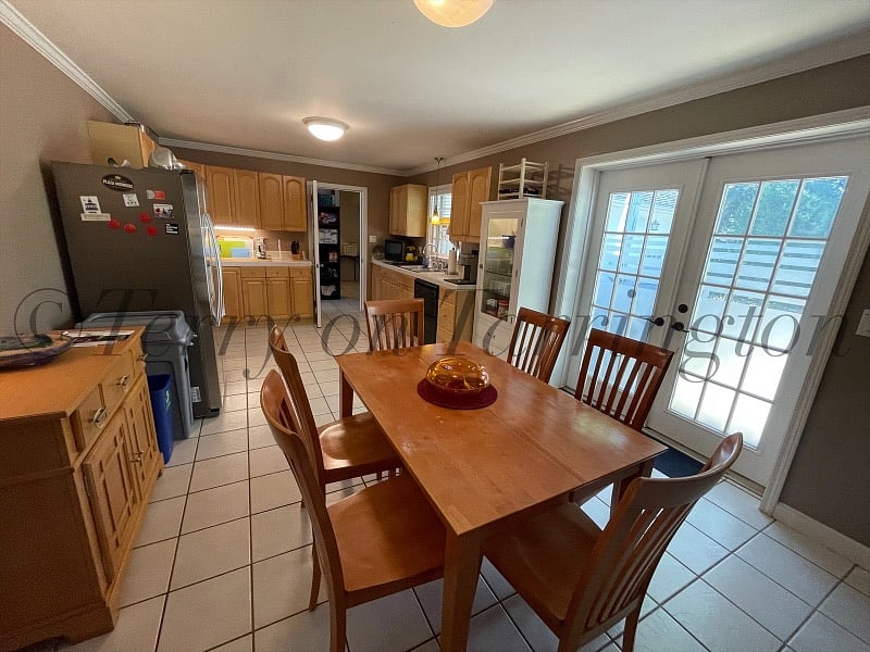 large eat-in kitchen