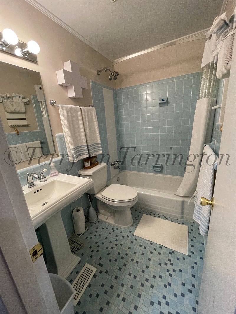 pristine , orginal (1961) Hall Bathroom, expertly renovated in 2021 to save original tile, period style fixtures, and all plumbing new