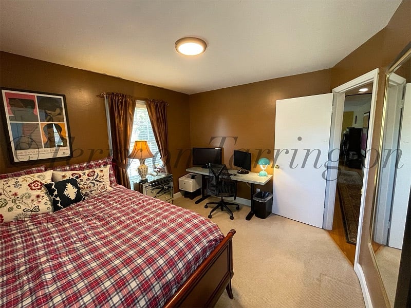 Office/Guest room: 6foot long custom desk top with monitors, hub, printer, accessories. just bring your laptop/computer and plug in!
