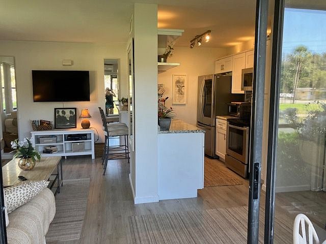 OPEN CONCEPT LIGHT AND BRIGHT