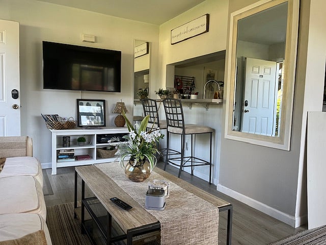 SIT UP BAR TO KITCHEN