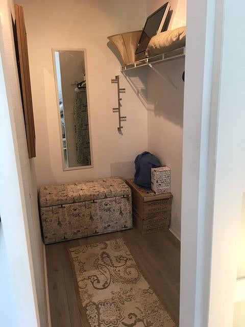 WALK-IN  CLOSET