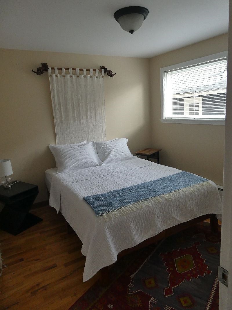 Queen bedroom 2.
