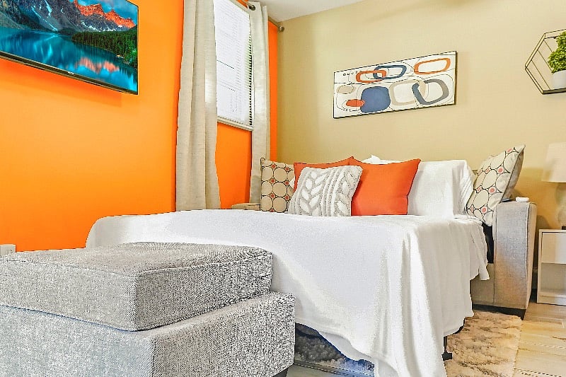 Fall asleep in the queen size pull out bed with memory foam mattress 