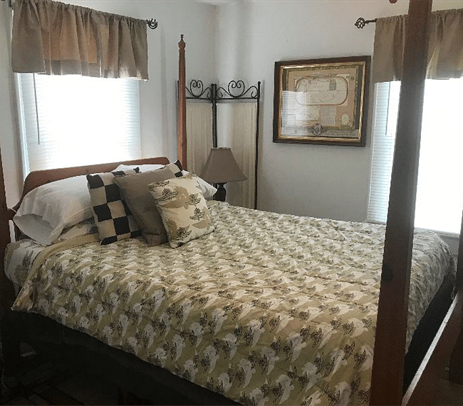 There is one queen-sized, four-poster bed. We've been complimented on the mattress!