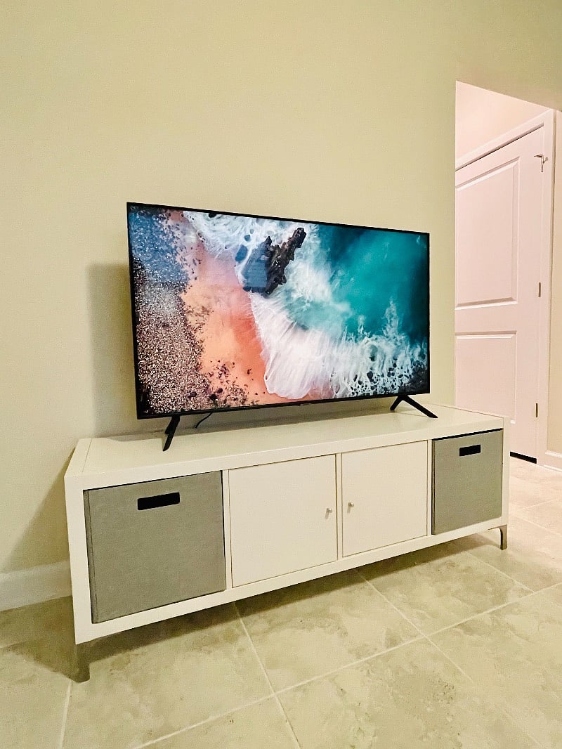 Samsung Smart TV. Netflix, Hulu, Disney+, ESPN, Spectrum TV available.
