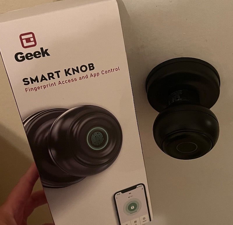 Smart lock with fingerprint or key, with app access for entry notification 