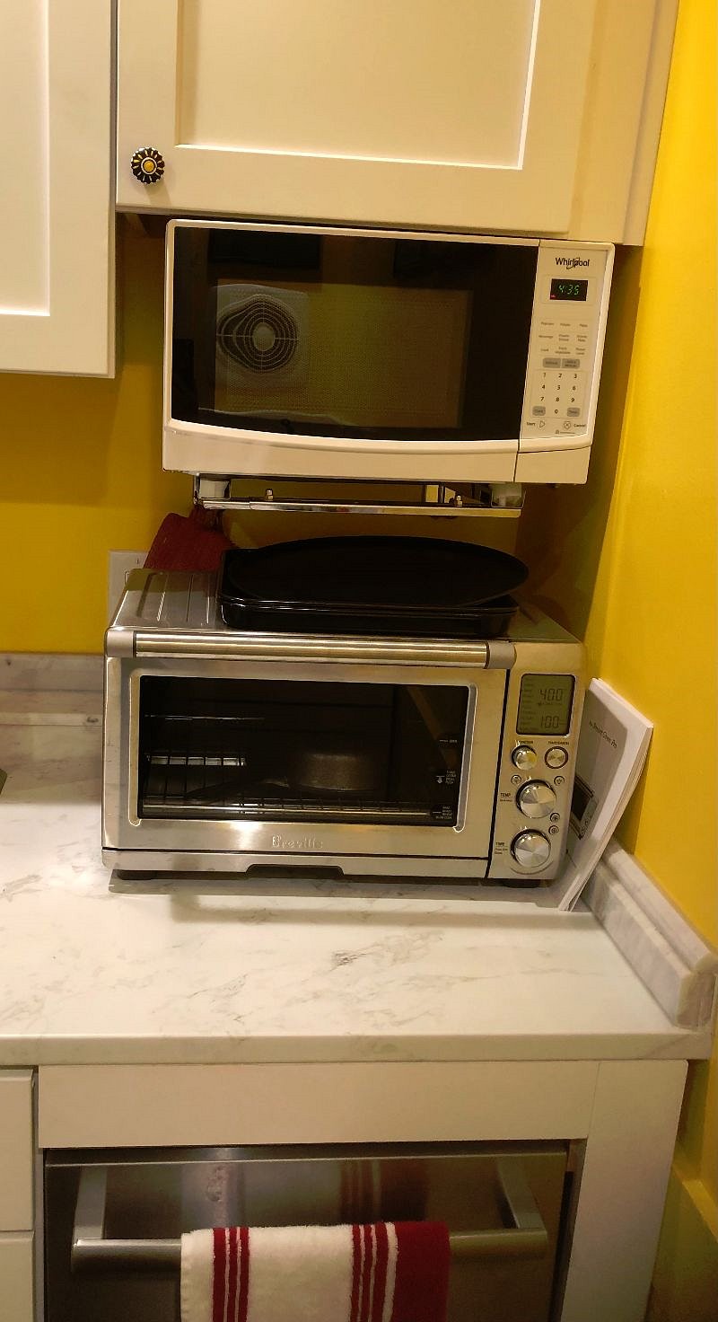 Breville Oven with 13 pizza pan/12 roasting pan. Defrost, bake, broil, roast, toast. Easy to use!