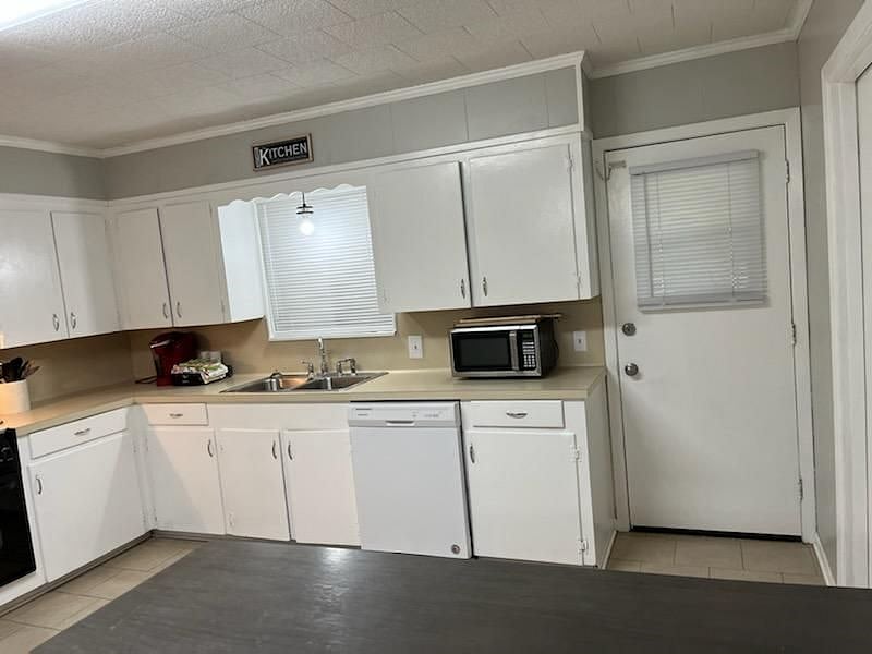 Nice size kitchen with eat-in dining area. 
