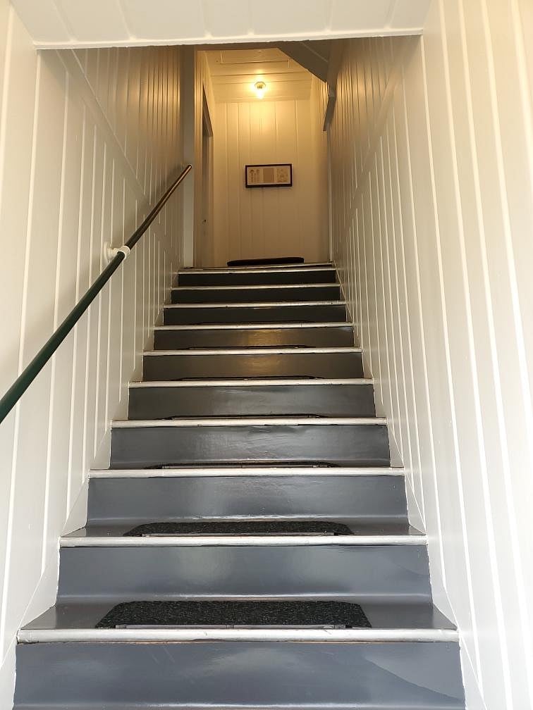 Entry stairwell after first floor door. 