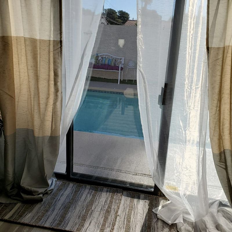 View from the living to the pool 