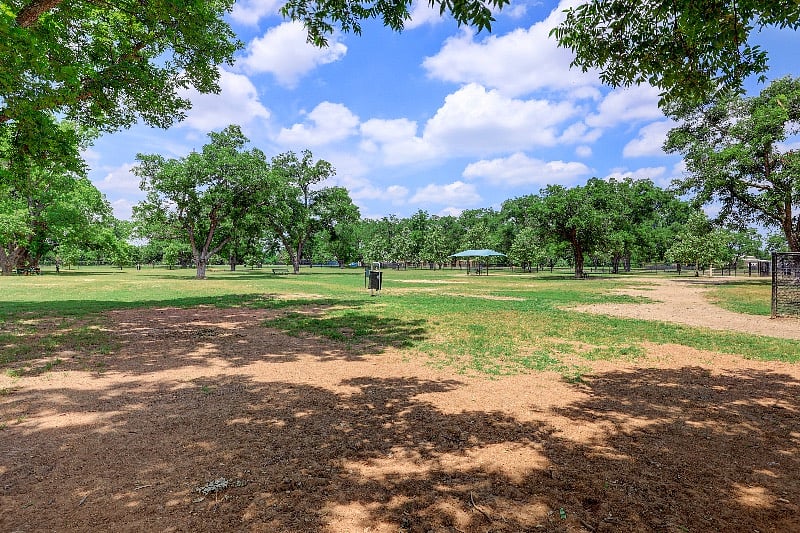 Short walk to extremely large dog park with LARGE jogging trail for humans.