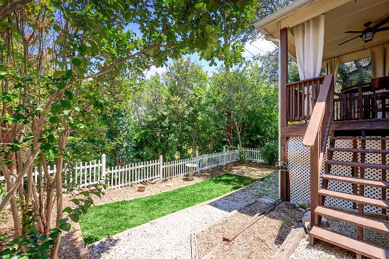 Fully fenced back yard and patio with child gate.