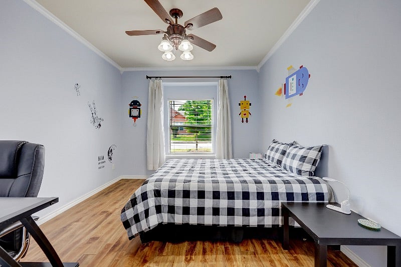Very comfortable Queen Sealy Posterpedic bed.