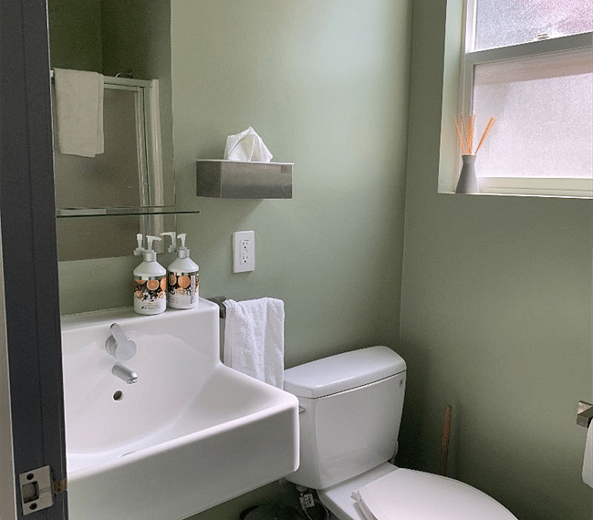 full bathroom includes sink, toilet, towels