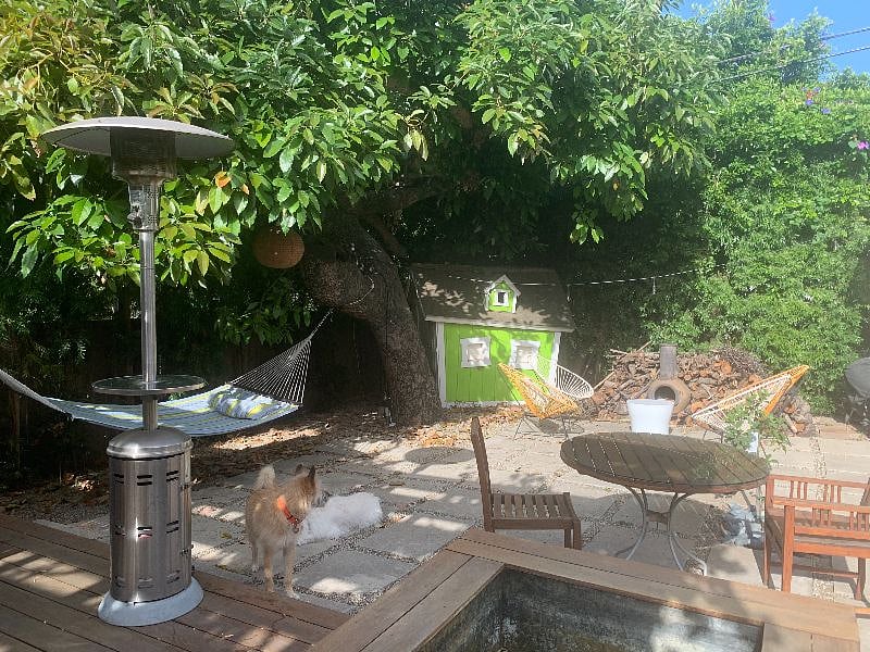 Patio includes a seating area with chiminera ((
