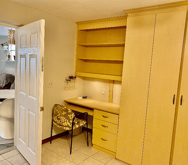 Office space with desk drawers & wi-fi station. Strong internet signal.