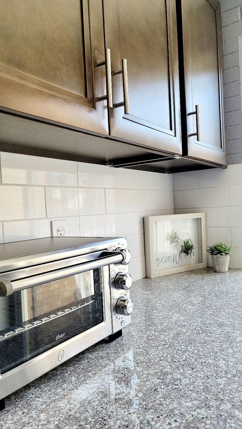 Stocked Kitchen: Toaster Oven, coffee maker, crock pot, pans, dishes, eatery, blender, etc.