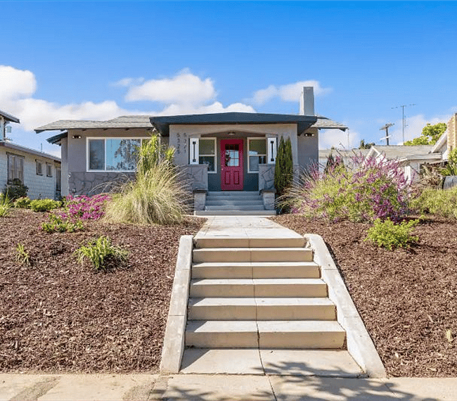 Front house - the guest house is located directly behind