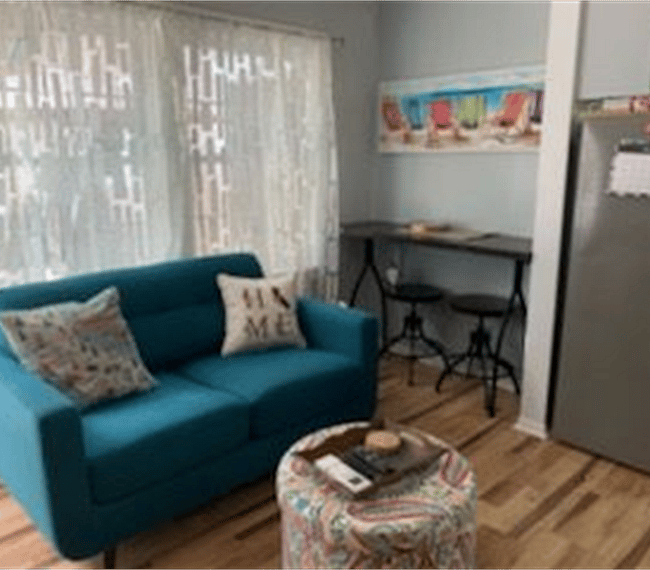 Living room and eating bar with 2 chairs 