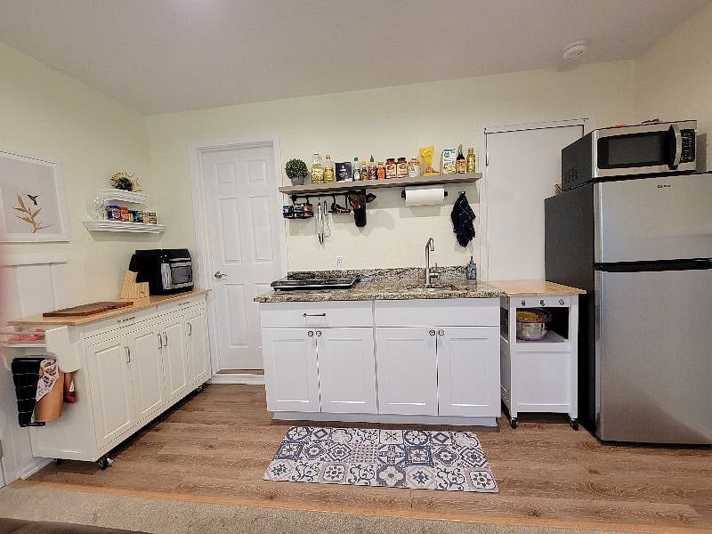 Please note this unit comes with a kitchenette. There is an induction stove, air fryer+toaster oven combo, microwave, and fridge