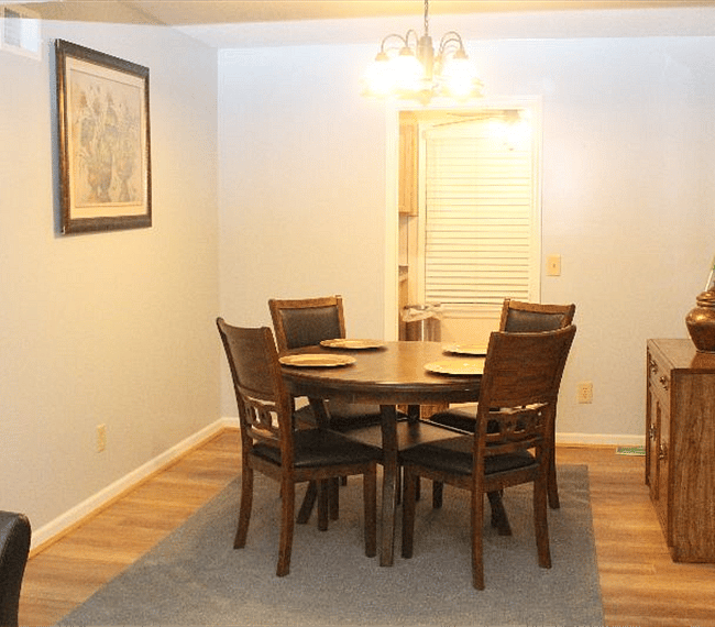 Dining Room seats 4