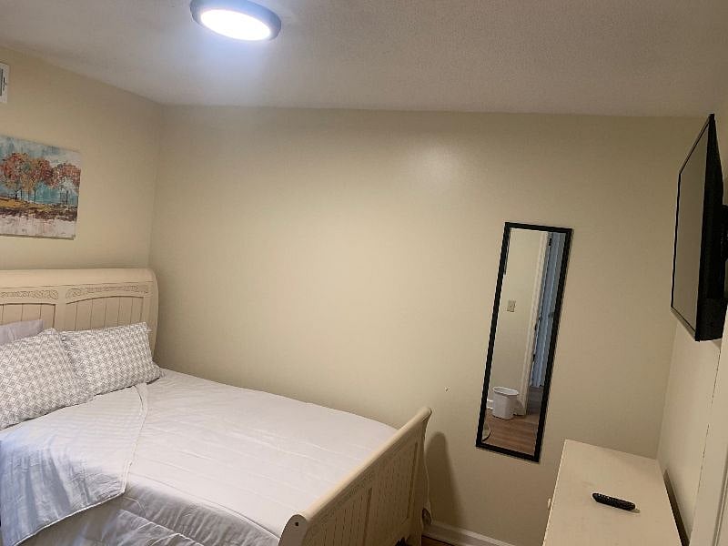 3rd Bedroom ( Full size Bed) w/ 32 in Smart TV