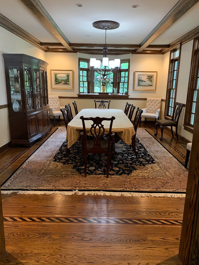 Formal dining room (in addition to kitchen dining area)