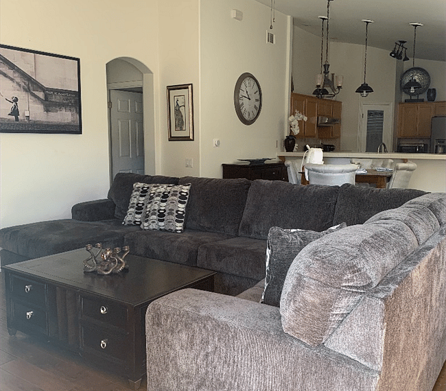 Main living room includes Smart TV, Wifi and Netflix.