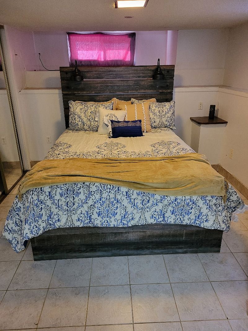 Bedroom Queen size bed