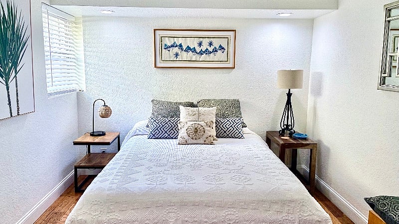 3rd Bedroom w/queen bed near kitchen