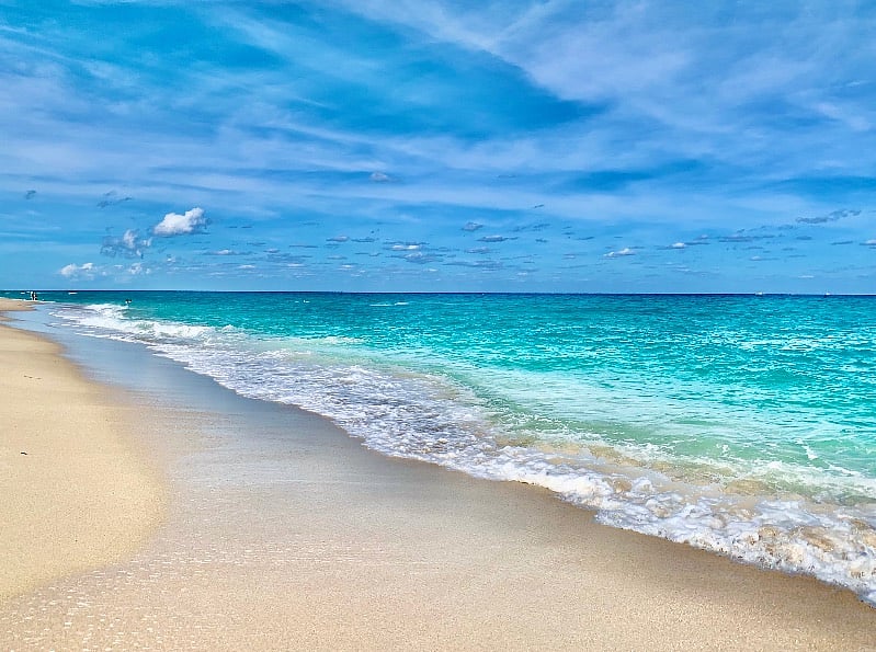 Beautiful Lake Worth Beach. 5 mins away!