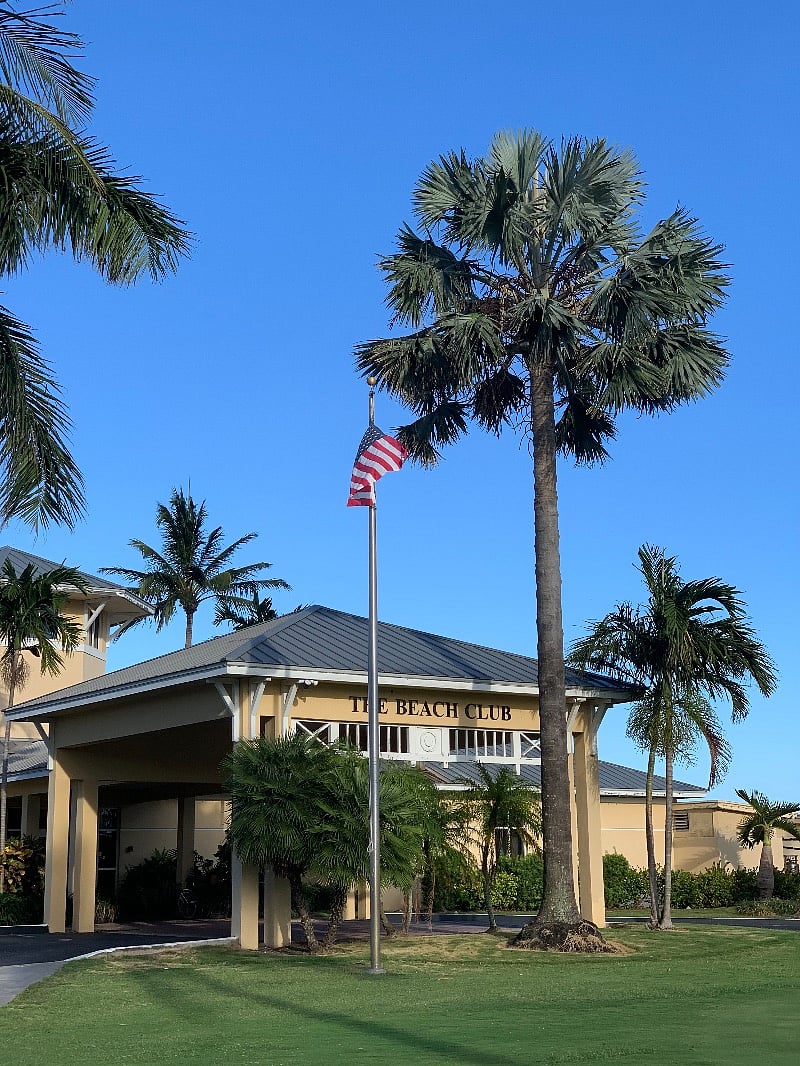 Lake Worth Golf club with restaurant and outside bar...6 min walk from bungalow