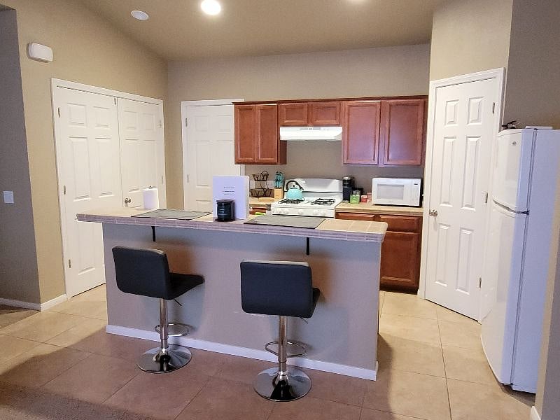 Nice sized bar with comfortable cushioned stools.
