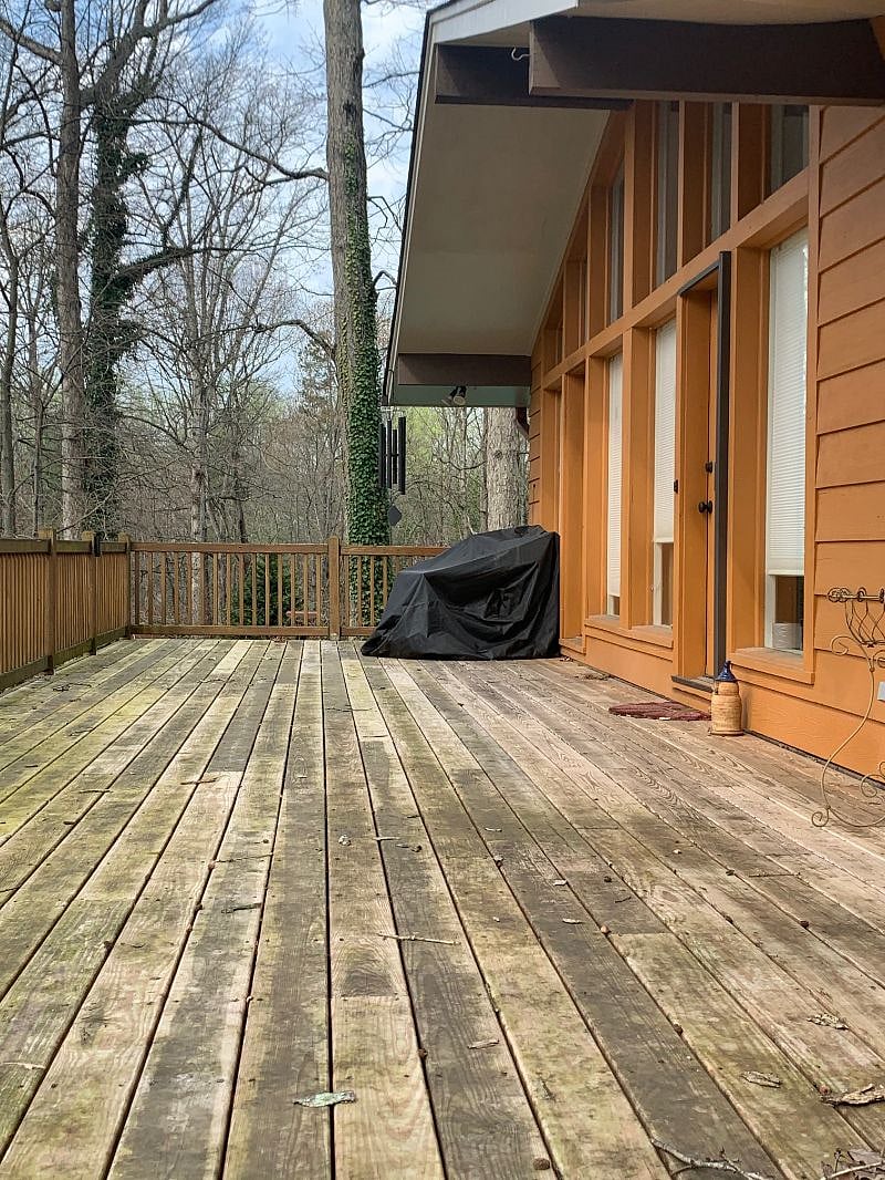 Tenants have access to upstairs deck (table and chairs and umbrella covered for winter)