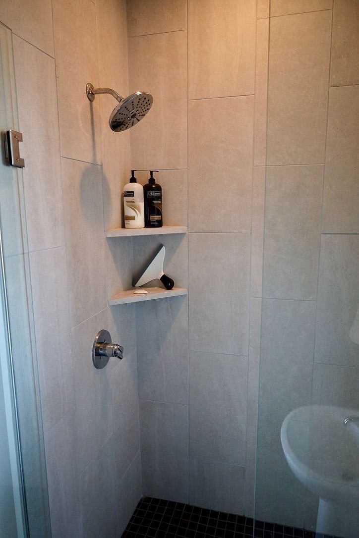 Bedroom 2 ensuite. Shower.